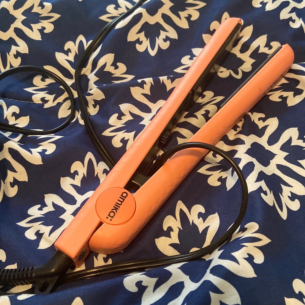Amika ceramic hair straightener.  Never used it. Thought this was the mini